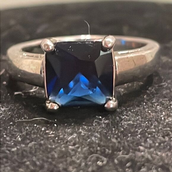 Jewelry - Size 8.75 polished silver tone emerald cut prong set blue sapphire like ring